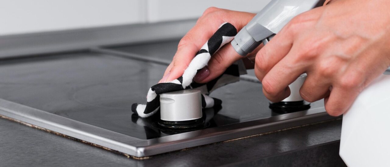 Comment nettoyer efficacement une plaque vitrocéramique